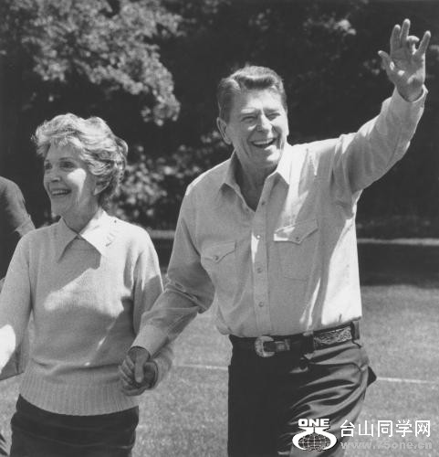 President-and-Nancy-Reagan-Hold-Hands-and-Wave_18[1].jpg